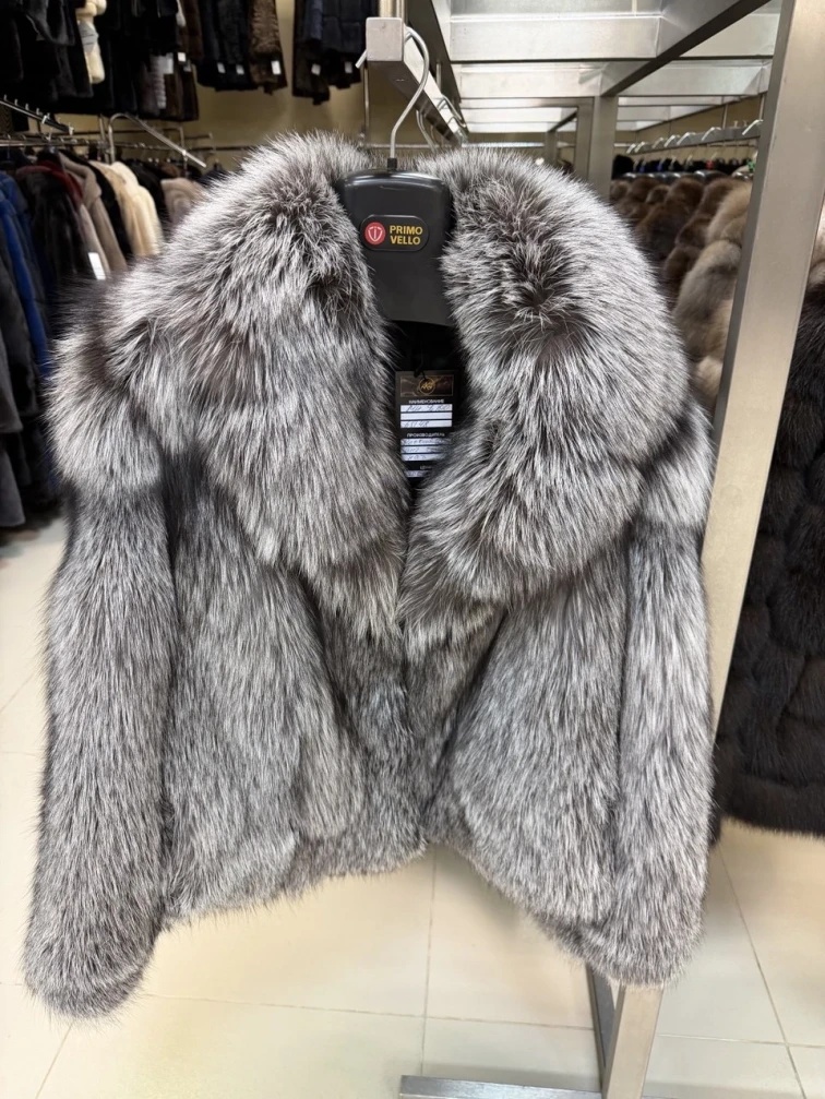 Короткая шуба из меха лисы для женщин Л1010-010, серебристо-чёрная, размер 48, артикул 65510-0