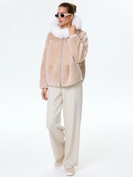 Короткая женская дубленка из астрагана с капюшоном и отделкой мехом песца 48мех, бежевая, размер 46, артикул 17581-4