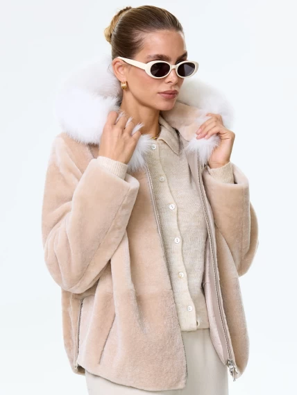 Короткая женская дубленка из астрагана с капюшоном и отделкой мехом песца 48мех, бежевая, размер 46, артикул 17581-2