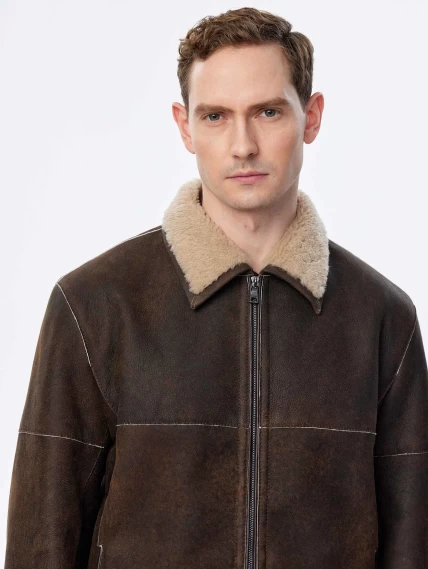 Короткая дубленка из овчины керли премиум класса для мужчин 140, коричневая, размер 44, артикул 71510-3