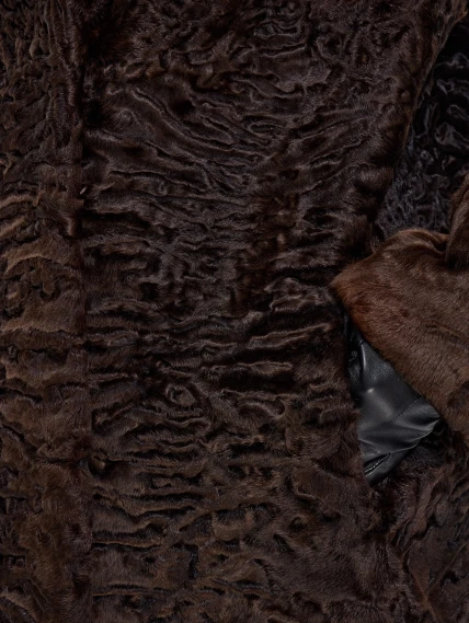 Короткая женская шуба из меха каракульчи Алиса, коричневая, размер 48, артикул 65560-6